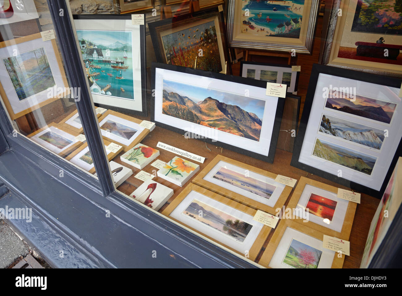 Opere d'arte in vendita nella finestra Cookhouse Gallery di Ambleside, Lake District, Cumbria, Inghilterra, UK Foto Stock