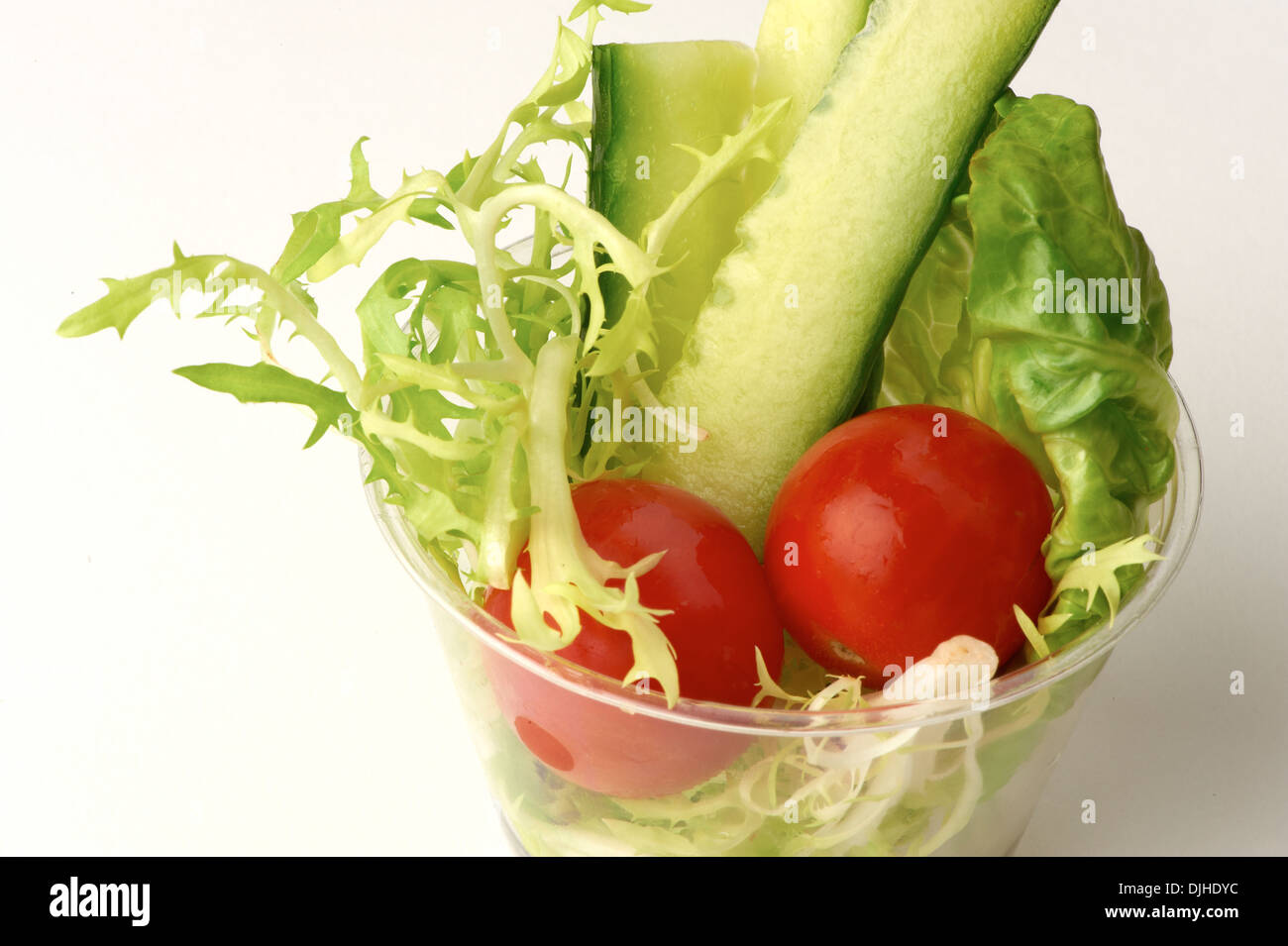 Insalata in un recipiente in plastica Foto Stock