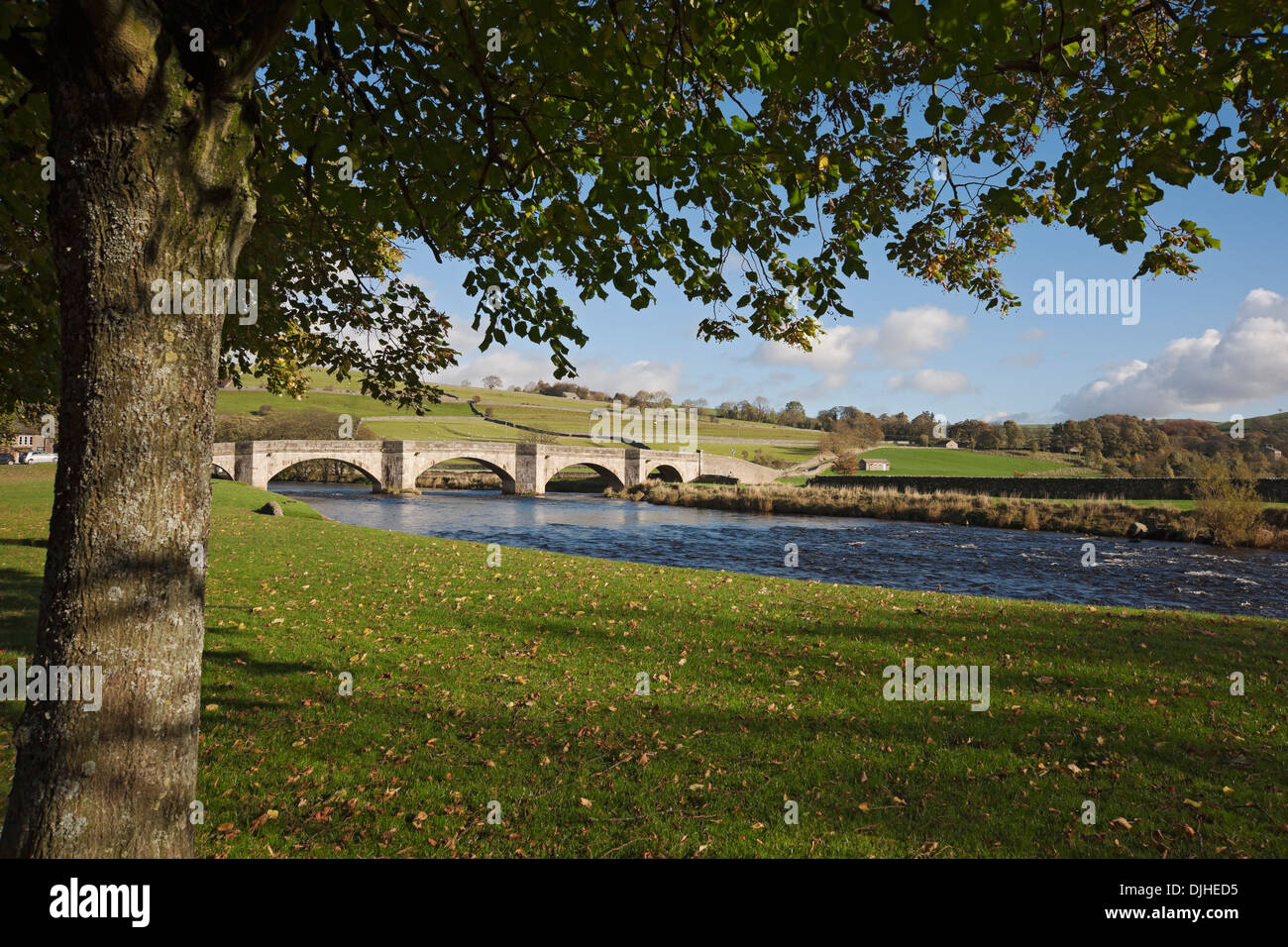 Ponte sul fiume Wharfe in autunno Burnsall Lower Wharfedale North Yorkshire Dales National Park Inghilterra Regno Unito GB Gran Bretagna Foto Stock