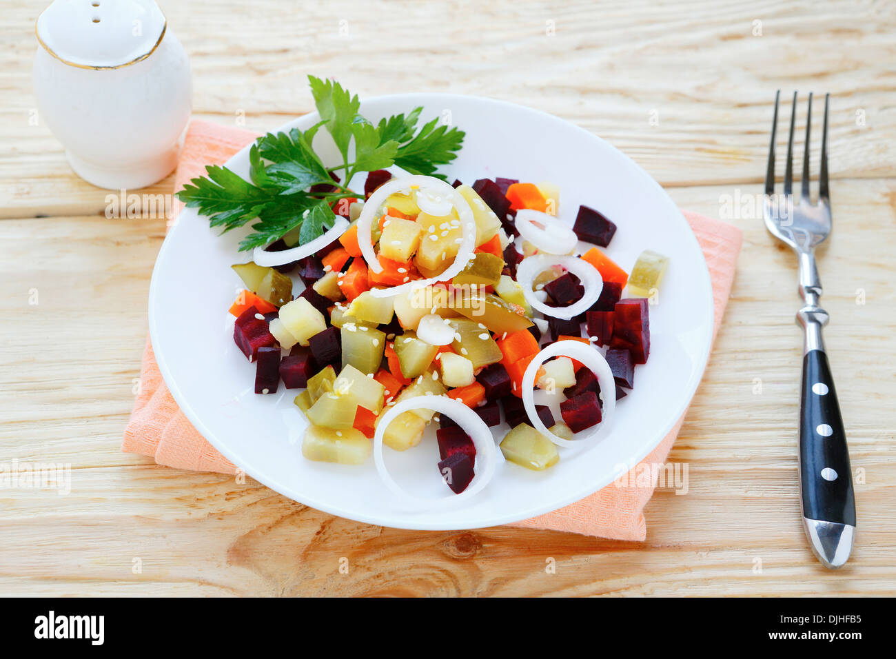 Insalata di verdure con cetriolo sottaceto, inverno russo insalata Foto Stock