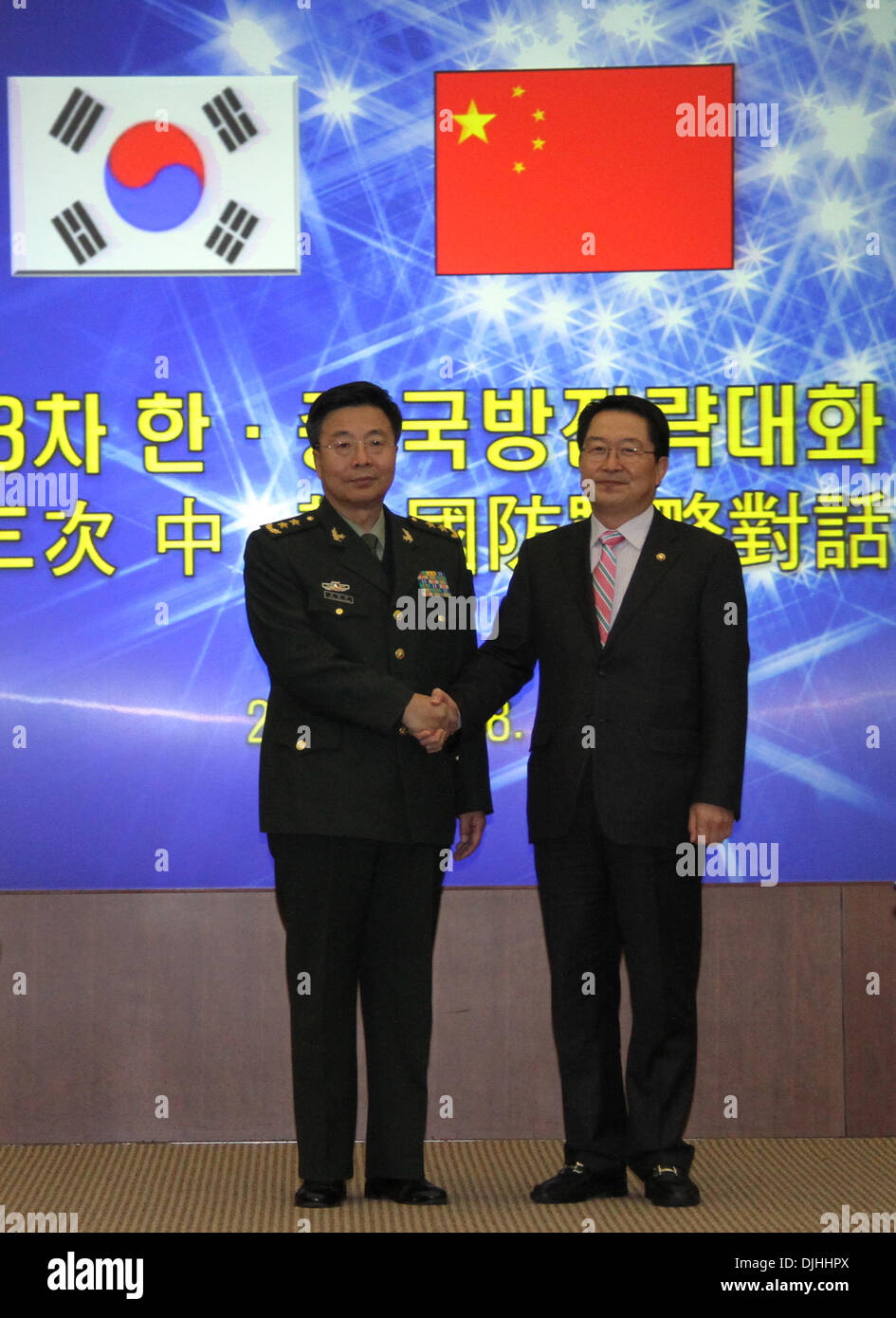 Seoul, Corea del Sud. 28 Nov, 2013. Wang Guanzhong (L), vice capo di stato maggiore generale del popolo cinese della Esercito di liberazione, scuote le mani con la Corea del Sud del Vice Ministro della Difesa di Baek Seung- joo, a Seoul, capitale della Corea del Sud, su nov. 28, 2013. Wang Guanzhong, invitato da Baek Seung- joo, pagato una cinque giorni di visita a Seul e ha frequentato il terzo strategiche bilaterali i colloqui tra le due parti. Credito: Yao Qilin/Xinhua/Alamy Live News Foto Stock