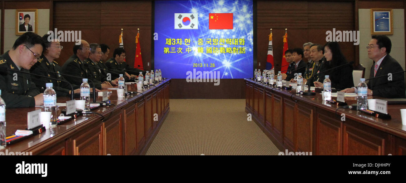 Seoul, Corea del Sud. 28 Nov, 2013. Terzo strategiche bilaterali i colloqui tra la Cina e la Corea del Sud, a Seoul, capitale della Corea del Sud. Wang Guanzhong, vice capo di stato maggiore generale del popolo cinese della Esercito di liberazione, invitato dalla Corea del Sud, Vice Ministro della Difesa di Baek Seung- joo, pagato una cinque giorni di visita a Seul e ha frequentato il terzo strategiche bilaterali i colloqui tra le due parti. Credito: Yao Qilin/Xinhua/Alamy Live News Foto Stock
