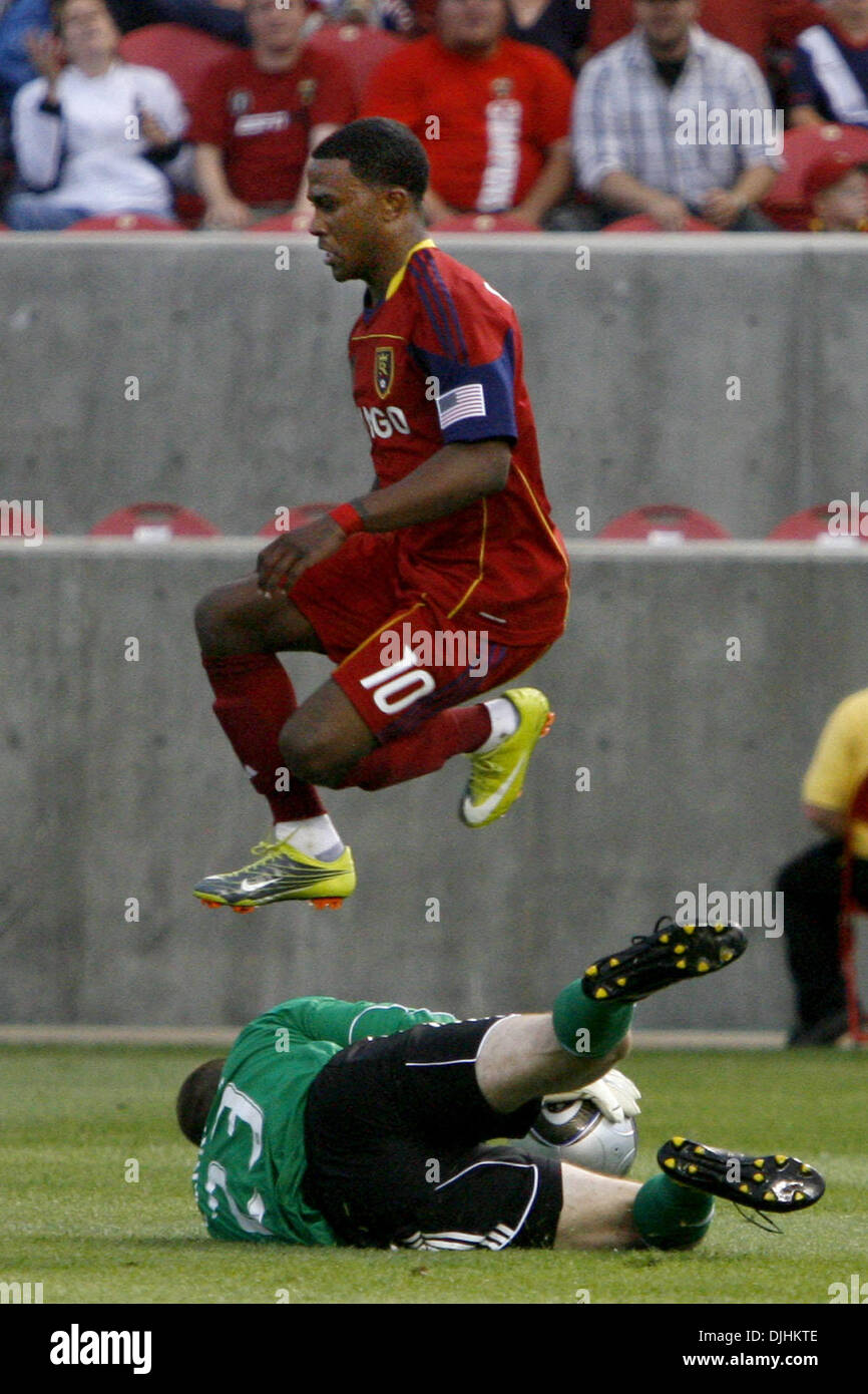 31 Luglio 2010: Real Salt Lake in avanti Robbie Findley (10) e DC Regno portiere Troy Perkins (23) quasi si scontrano durante la RSL 3-0 casa di vincere in Rio Tinto Stadium..Mandatory Credit: stephen Holt / Southcreek media globali di credito (Immagine: © Stephen Holt/Southcreek globale/ZUMApress.com) Foto Stock