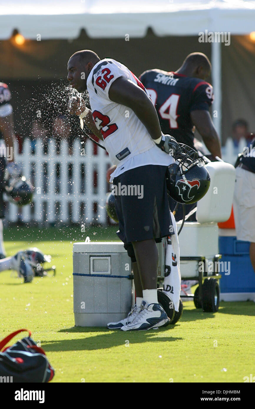 Agosto 01, 2010 - Houston, Texas, Stati Uniti d'America - 01 August 2010: Houston Texans center Antoine Caldwell (62) assume una bevanda presso la stazione di acqua. Houston Texans hanno avuto il loro terzo giorno di training camp 2010 presso il Methodist Training Center, Houston, Texas..Mandatory Credit: Luis Leyva/Southcreek globale di credito (Immagine: © Southcreek globale/ZUMApress.com) Foto Stock