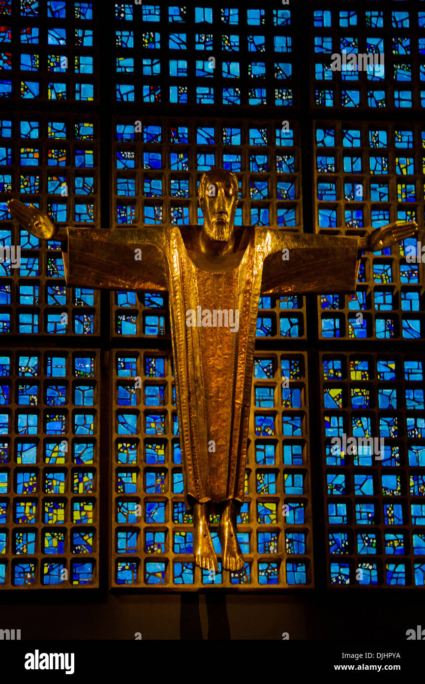 Statua dorata di Gesù nella Chiesa Commemorativa dell'Imperatore Guglielmo di Berlino Foto Stock