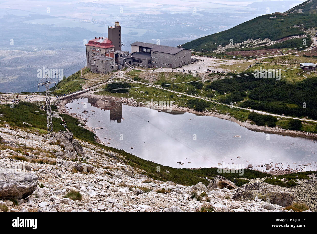 Skalnate pleso lago con la costruzione della stazione meteorologica e stazione superiore della seggiovia in Alti Tatra in Slovacchia Foto Stock