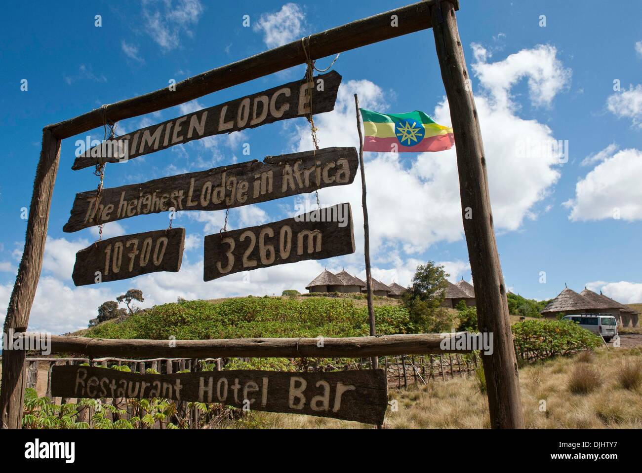 (131128) -- ADDIS ABEBA, nov. 28, 2013 (Xinhua) -- Un hotel è visto ad un altitudine di 3,260 metri di Simien Mountains National Park, Etiopia, il nov. 26, 2013. Simien Mountains National Park è situato nel nord-ovest dell Etiopia. Essa è la casa di un certo numero di specie in via di estinzione, compreso il gelada, l'Etiopia e il lupo di don walia ibex. Simien Mountains National Park è stata iscritta nella Lista del Patrimonio Mondiale nel 1978 e sulla lista del Patrimonio Mondiale in pericolo nel 1996. (Xinhua/Chen Duo) Foto Stock
