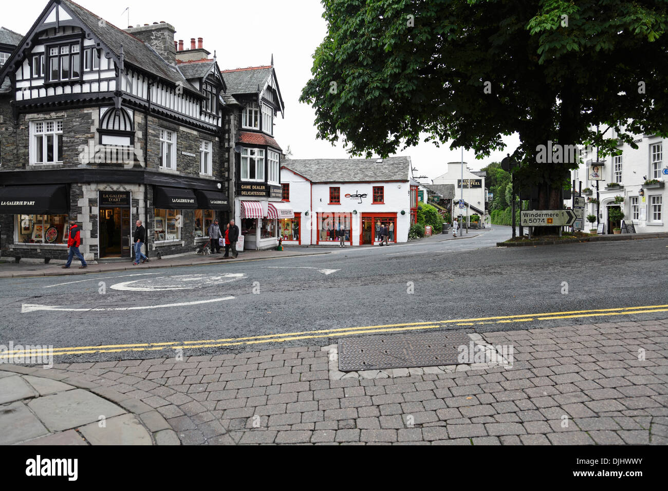 Incrocio stradale del lago (L), Rayrigg Road (centro) e Lonsdale (R), Bowness-On-Windermere, Lake District, Cumbria, England, Regno Unito Foto Stock