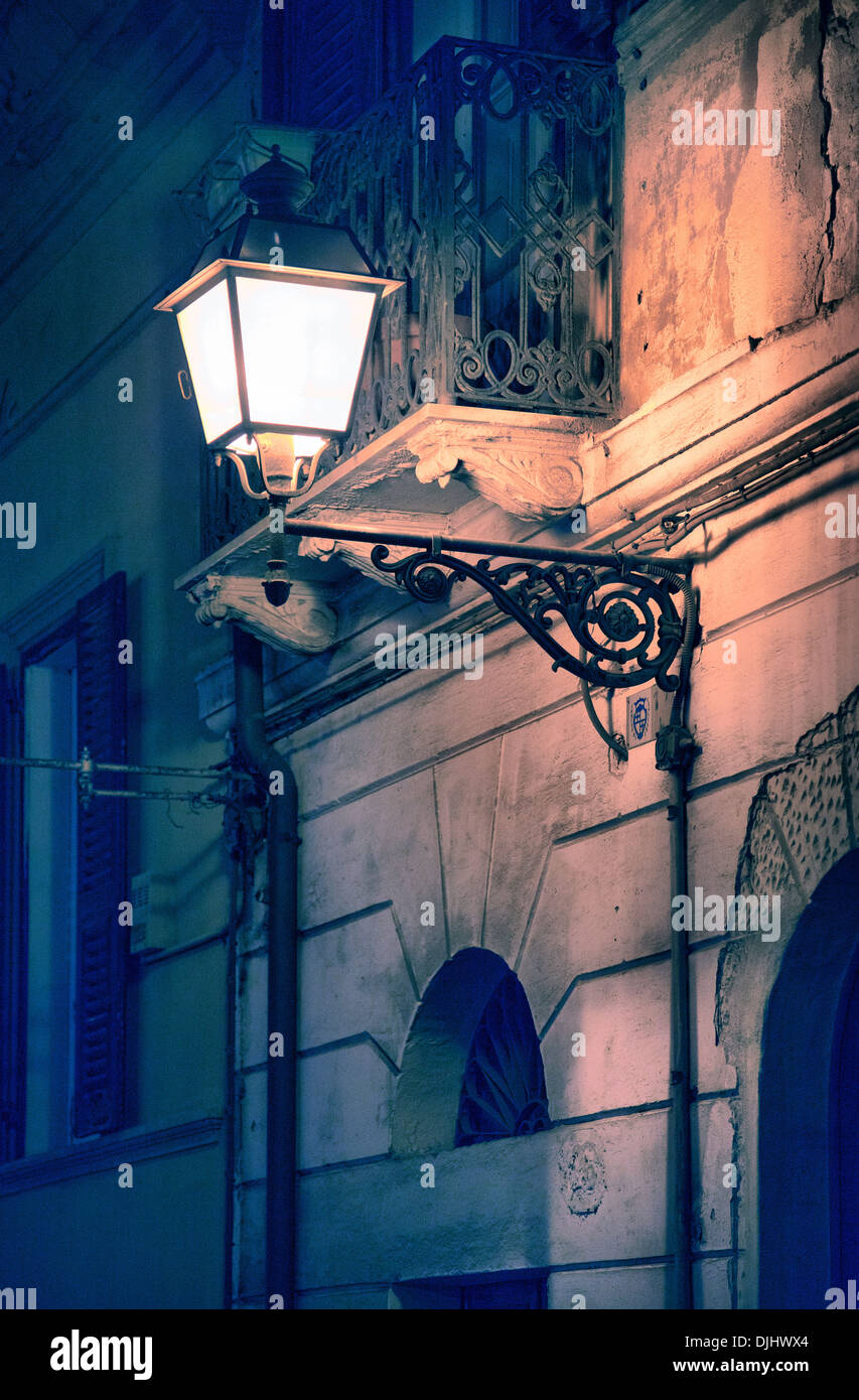 Lampioni nella città italiana di notte a Cagliari - Sardegna Foto Stock
