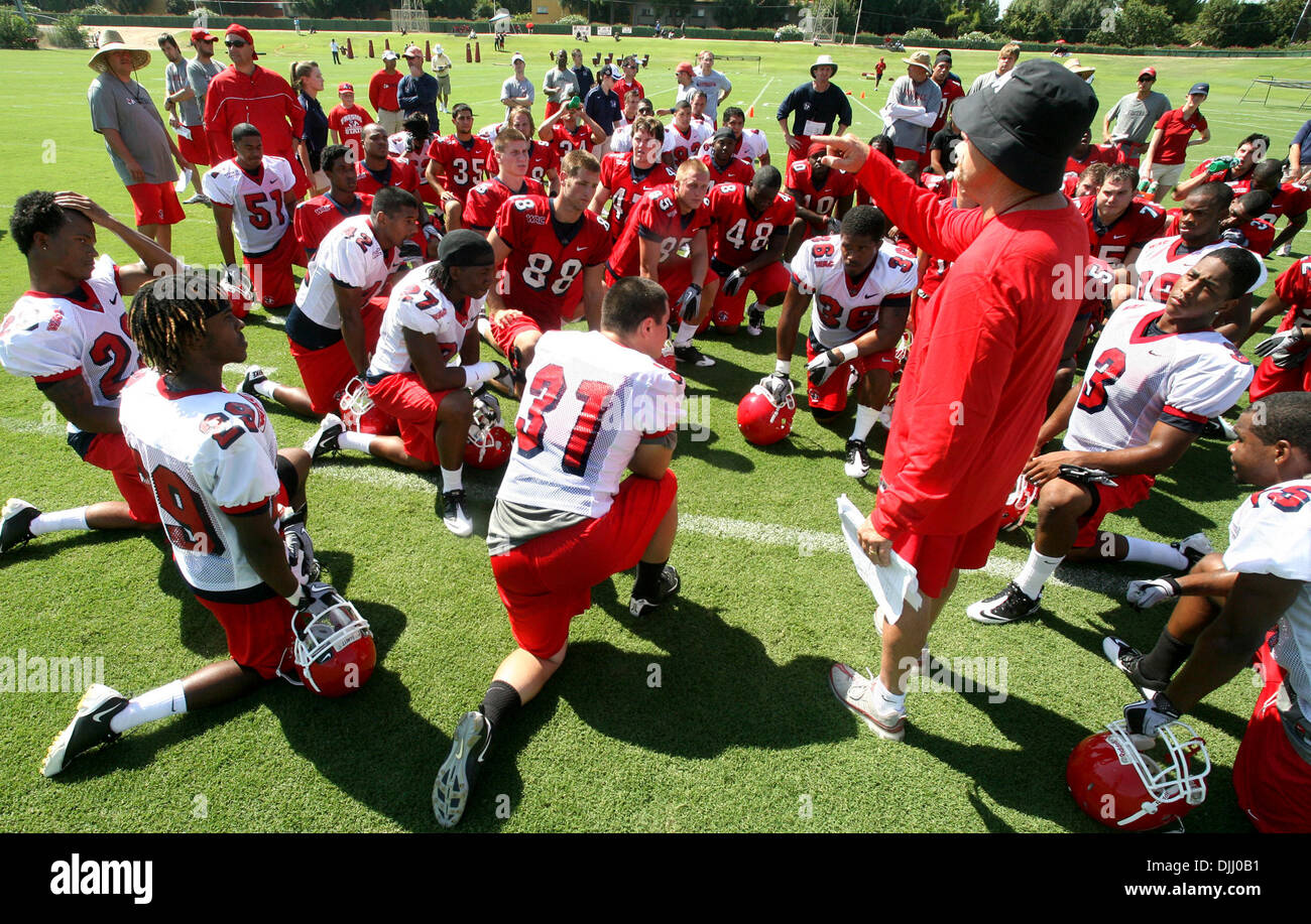 Agosto 05, 2010 - Fresno, California, Stati Uniti - Fresno, CA 8-5-2010 - SPT JRW DOGFOOT HILL - Bulldog head coach Pat Hill colloqui con parte della squadra durante il primo giorno di pratica di caduta..John Walker/il Raschino di Fresno Bee (credito Immagine: © il Raschino di Fresno Bee/ZUMApress.com) Foto Stock