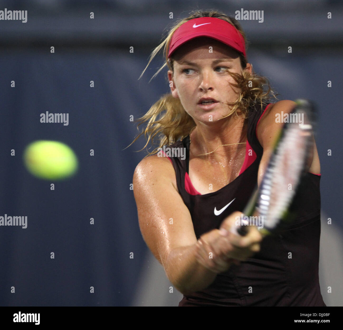 Agosto 05, 2010 - Coco Vandeweghe, da Rancho Santa Fe, California, colpi di rovescio per Vera ZVONAREVA, dalla Russia, durante l assicurazione di mercurio aprire al La costa Resort and Spa in Carlsbad, California giovedì 5 agosto 2010. Foto Palmour Hayne IV (credito Immagine: © North County Times/ZUMApress.com) Foto Stock