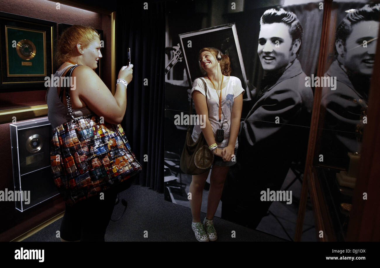 Agosto 06, 2010 - Memphis, TN, Stati Uniti - 6 Agosto 2010 - Sorelle Victoria Kinzel (sinistra) e Anna Kinzel (destra) entrambi di Boston, scattare foto con Elvis durante un recente tour di Graceland. Elvis Week 2010 comincia martedì, 10 agosto con una varietà di eventi attraverso Lunedì, 16 agosto. Elvis Presley morì a Graceland il 16 agosto 1977. (Credito Immagine: © l'appello commerciale/ZUMApress. Foto Stock