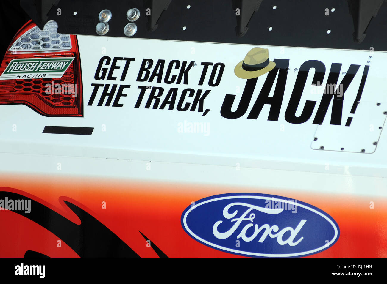 Agosto 06, 2010 - Watkins Glen, New York, Stati Uniti d'America - 6 Agosto 2010: una decalcomania che intendono Roush Fenway Racing proprietario Jack Roush una pronta guarigione è visualizzata al retro del Greg Biffle 3M Ford in garage prima di pratica a Watkins Glen, New York. BIFFLE è stato il più veloce in entrambe le pratiche per domenica la Heluva buono! Panna acida salse al Glen..Mandatory Credit: Michael Jo Foto Stock