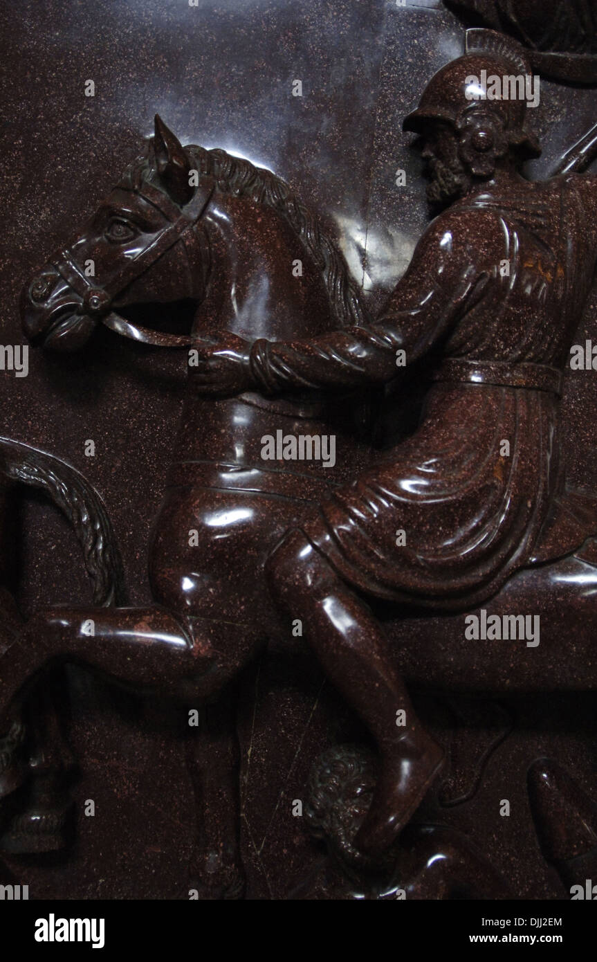 Il sarcofago di Elena. Il porfido rosso. Scolpiti con scene militari. Dettaglio. Soldato Romano a cavallo. Foto Stock