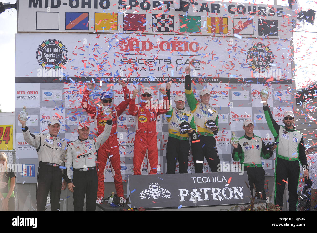 Agosto 07, 2010 - Lexington, Ohio, Stati Uniti d'America - 7 Agosto, 2010; la classe vincitori della American LeMans Series Mid-Ohio Sports Car Challenge a Mid-Ohio Sports Car Course in Lexington, Ohio. Da sinistra, LMPC vincitori di Scott Tucker e Christophe Bouchut, vincitori di GT Jaime Melo e Gianmaria Bruni, globale e LMP vincitori Guy Smith e Chris Dyson e GTC JEROE vincitori Foto Stock