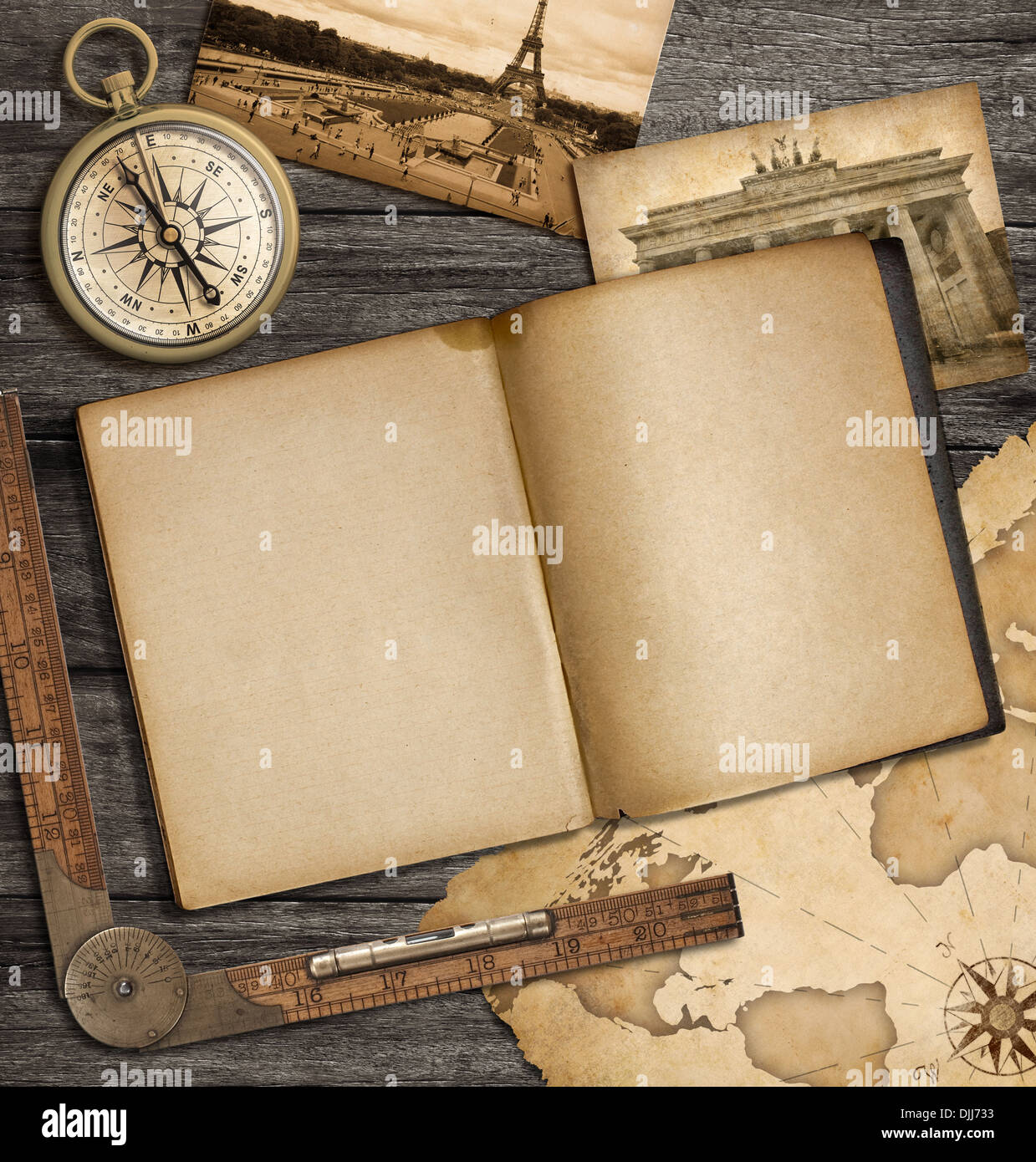 Avventura Nautica con sfondo vintage map, copybook e bussola Foto Stock