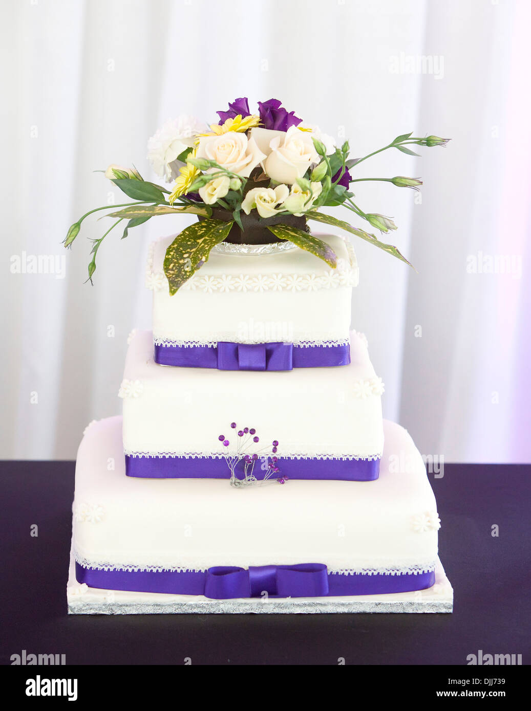 Bella torta di nozze con fiori Foto Stock