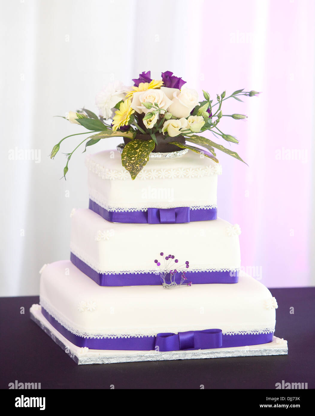 Bella torta di nozze con fiori Foto Stock