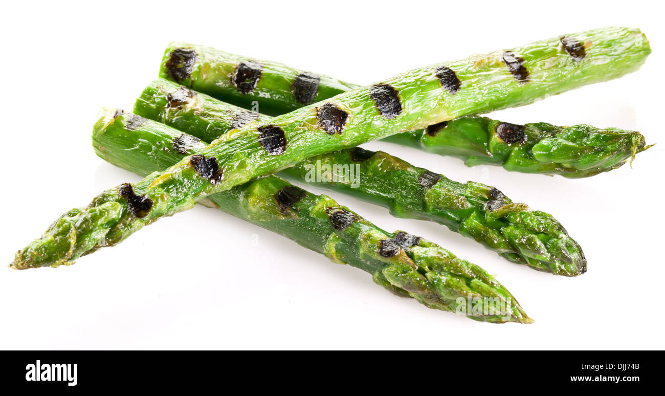 Grigliata di germogli di asparagi isolato su uno sfondo bianco. Foto Stock
