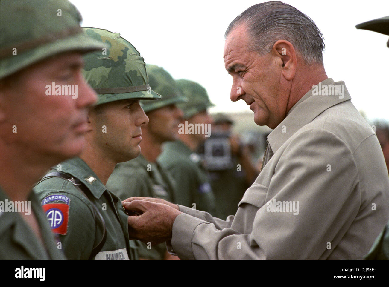 Il presidente statunitense Lyndon B. Johnson awards la traversa di servizio distinto per esercito Primo Tenente Marty A. martello durante una visita alle truppe Ottobre 26, 1966 in Cam Ranh Bay, Sud Vietnam. Foto Stock