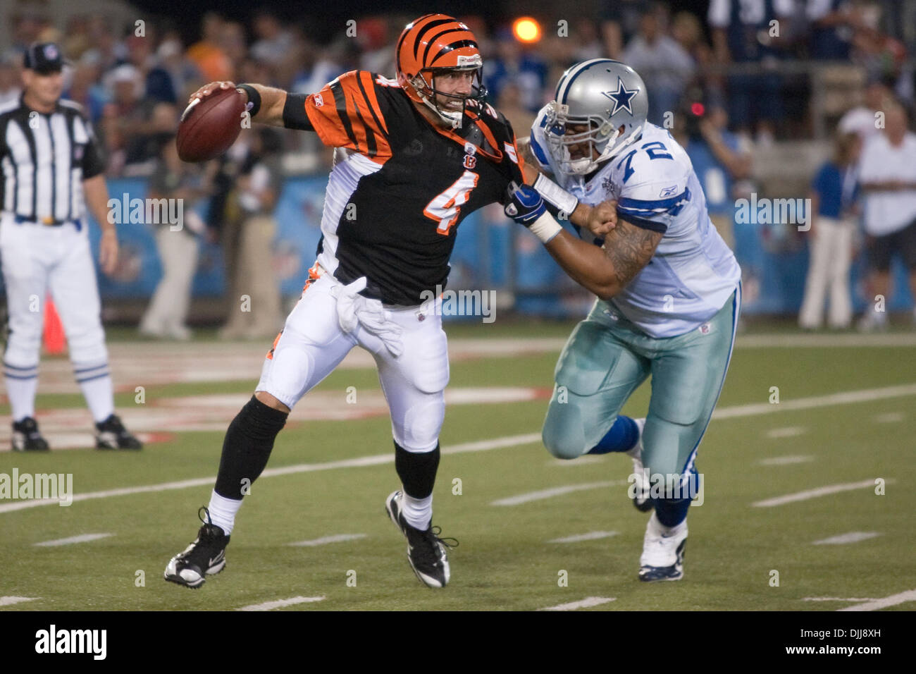 08 Agosto 2010: Cincinnati Bengals quarterback J.T. OÃ•SULLIVAN (4) viene pressurizzato da Dallas Cowboys difensivo fine STEPHEN BOWEN (72) passano durante il Pro Football Hall of Fame gioco tra i Cincinnati Bengals e Dallas Cowboys presso la Pro Football Hall of Fame Campo a Fawcett Stadium nel Canton Ohio. Il cowboy sconfitto il bengal 16-7. Credito: Frank Jansky / Modo Foto Stock