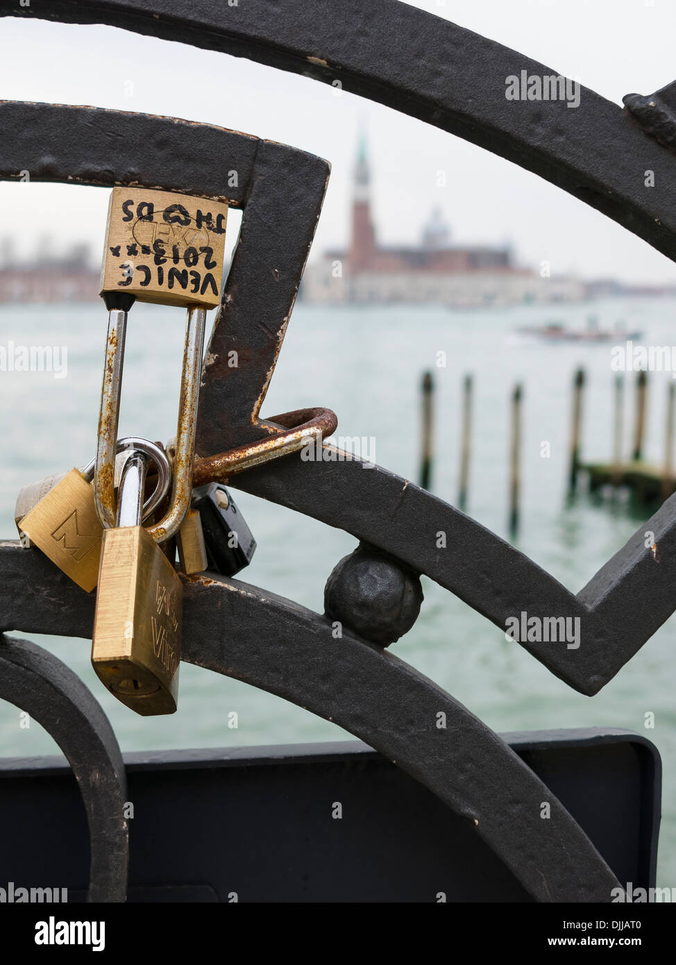 Lucchetti Golden Love Lock fissati su ringhiere metalliche Venezia, Italia Foto Stock