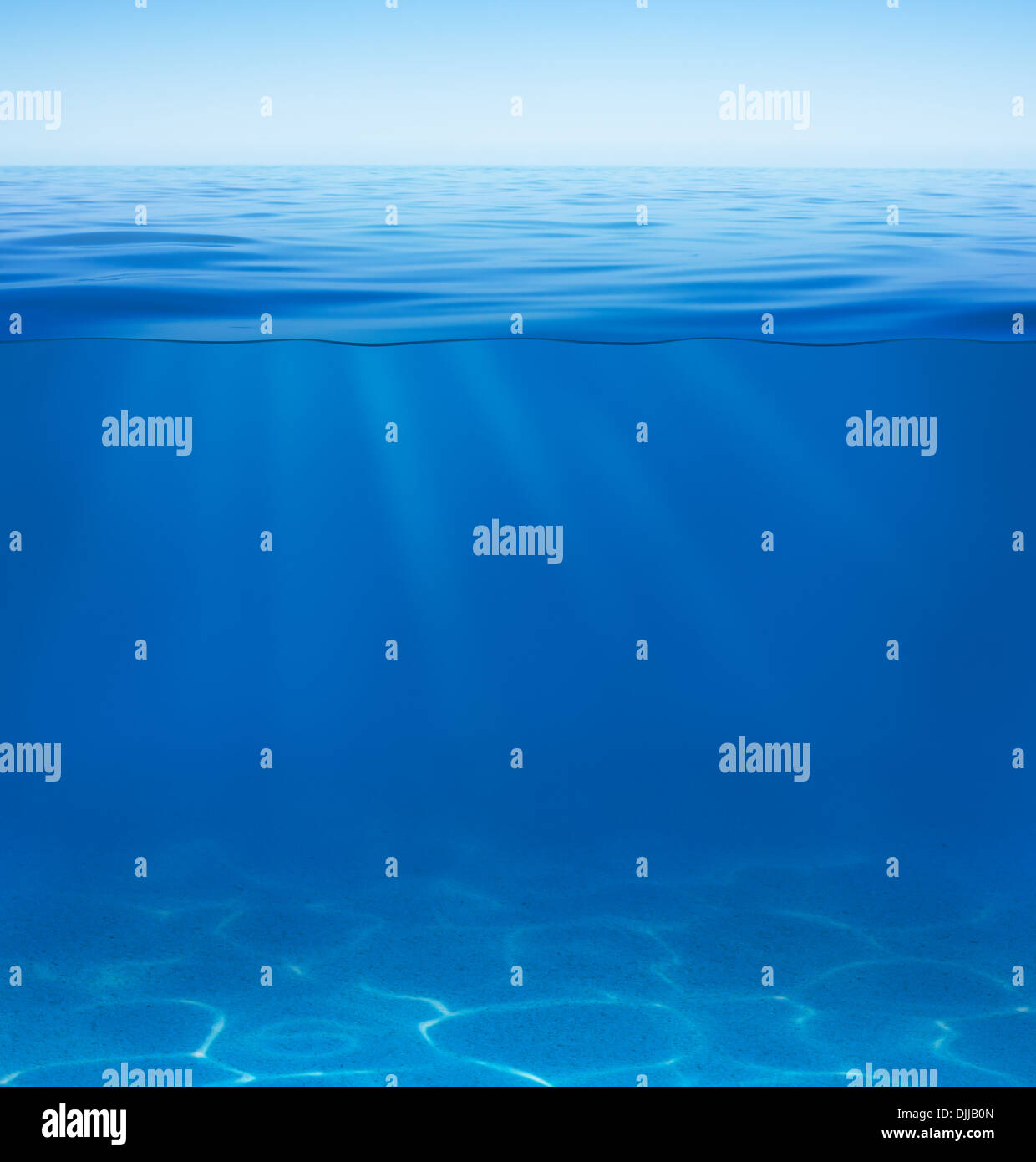 Mare oceano o superficie di acqua con underwater diviso dalla linea di galleggiamento Foto Stock