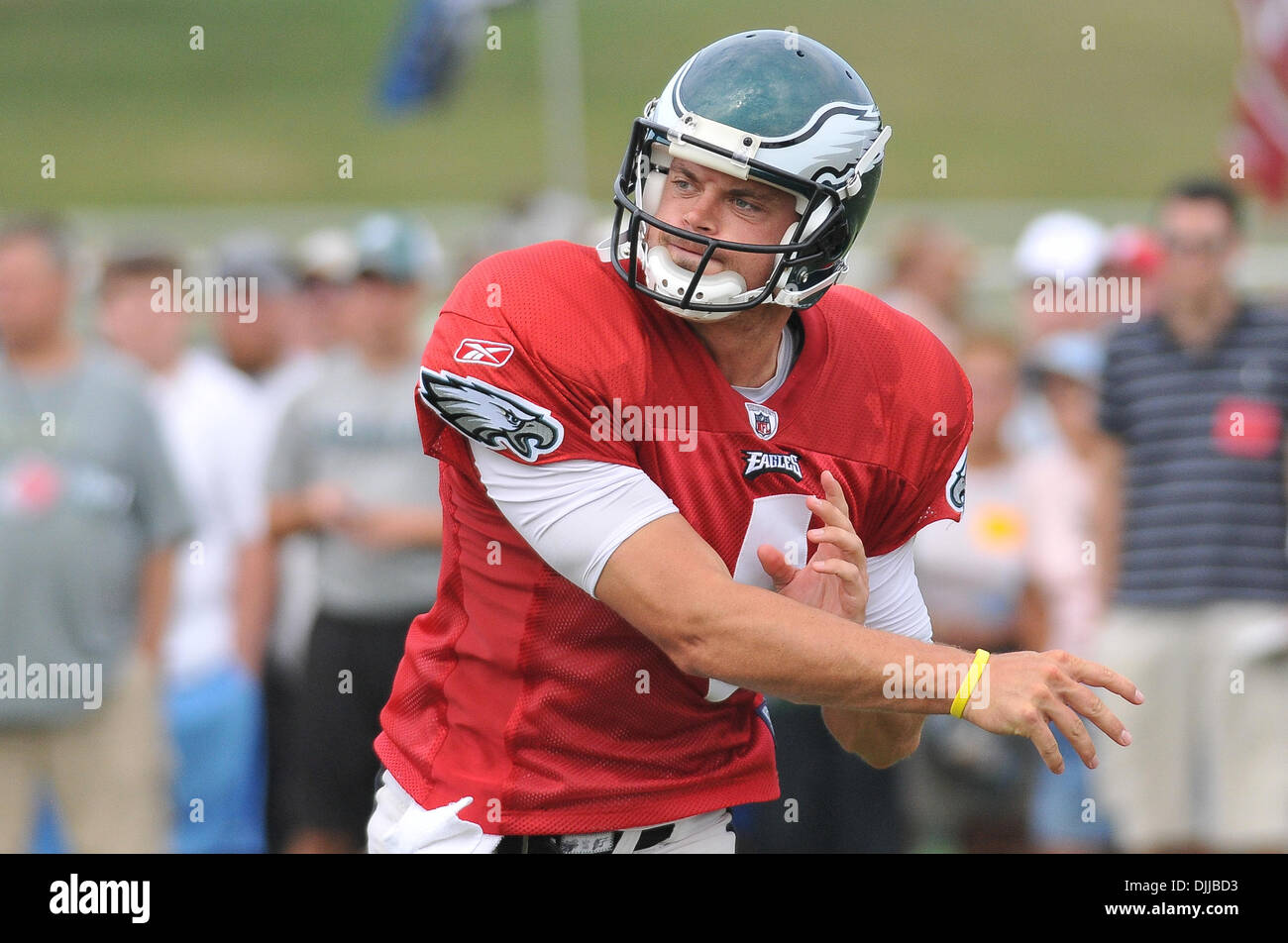 Il 10 agosto 2010 - Betlemme, Pennsylvania, Stati Uniti d'America - 10 August 2010 Philadelphia Eagles quarterback Kevin Kolb #4 follow through su un pass in una pratica che si terrà presso la Lehigh College di Bethlehem in Pennsylvania.Mandatory Credit: Michael McAtee / Southcreek globale di credito (Immagine: © Southcreek globale/ZUMApress.com) Foto Stock