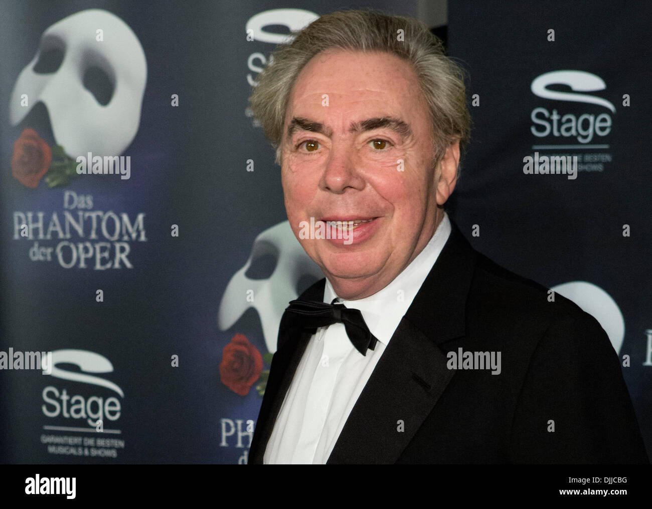 Amburgo, Germania. 28 Nov, 2013. Il compositore Andrew Lloyd Webber pone sul tappeto rosso al di fuori della Neue Flora alla premiere del musical "Fantasma dell'Opera' ad Amburgo, Germania, 28 novembre 2013. Il musical è tornato ad Amburgo per dieci mesi. Foto: GEORG WENDT/dpa/Alamy Live News Foto Stock