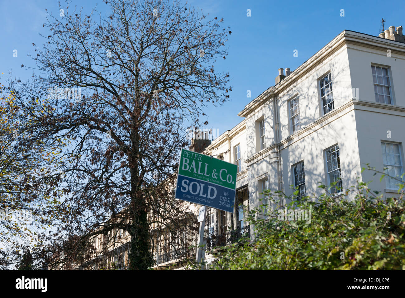 Una casa venduta segno da Sfera e Co agenti immobiliari al di fuori delle proprietà regency a Cheltenham Regno Unito Foto Stock