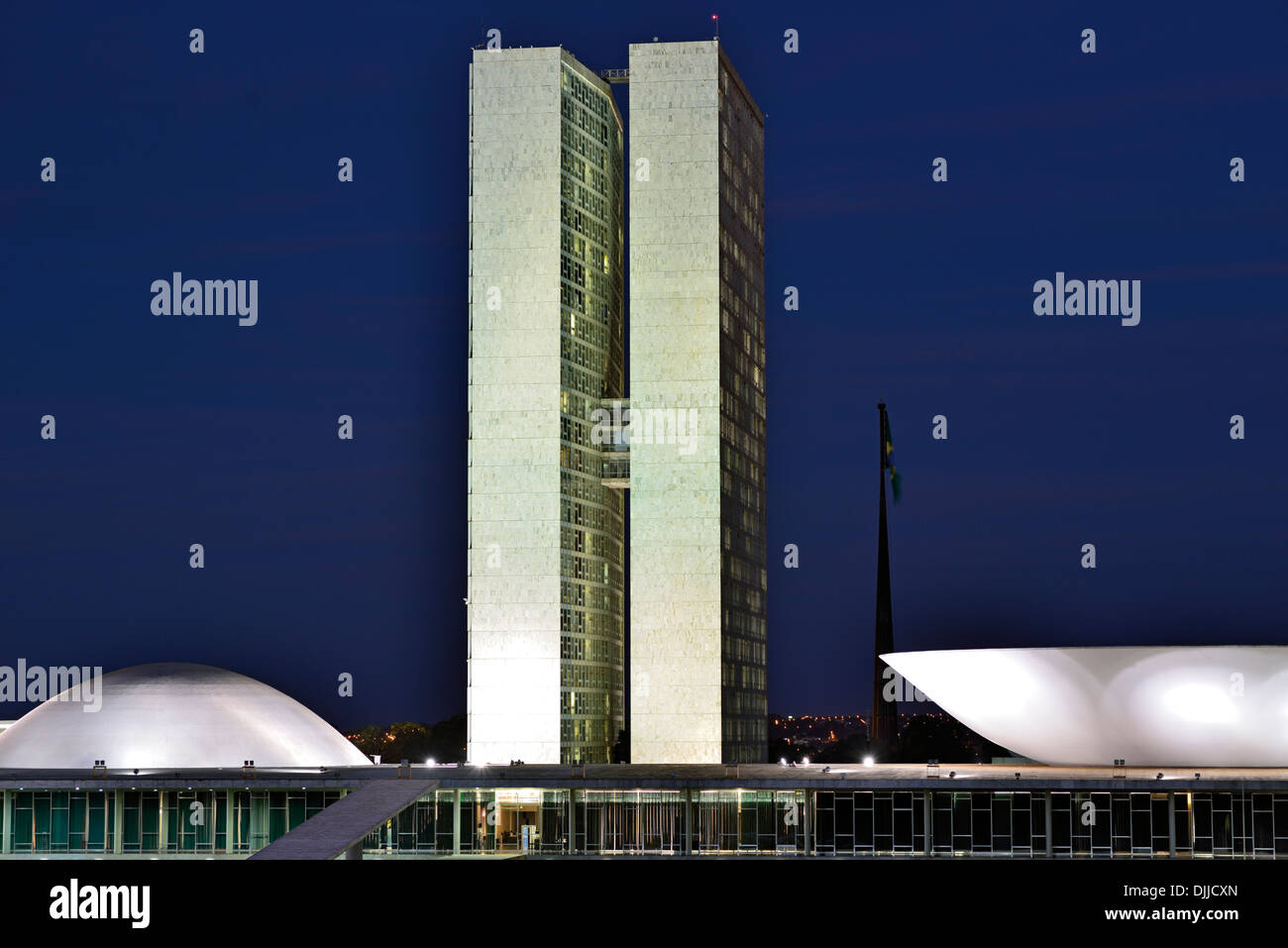 Il Brasile, Brasilia: vista notturna del Congresso Nazionale di Oscar Niemeyer Foto Stock