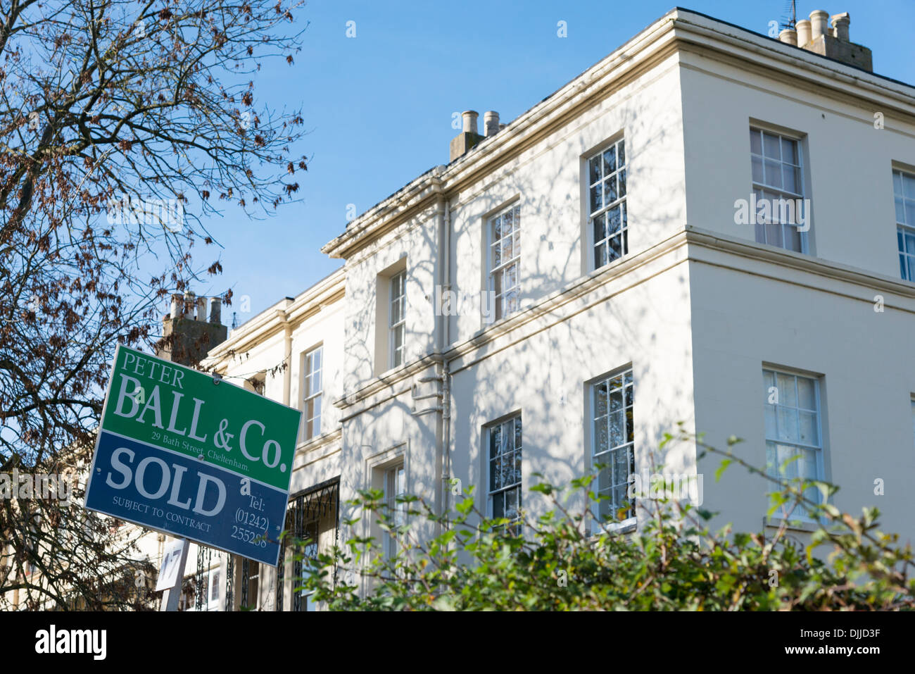 Una casa venduta segno da Sfera e Co agenti immobiliari al di fuori delle proprietà regency a Cheltenham Regno Unito Foto Stock