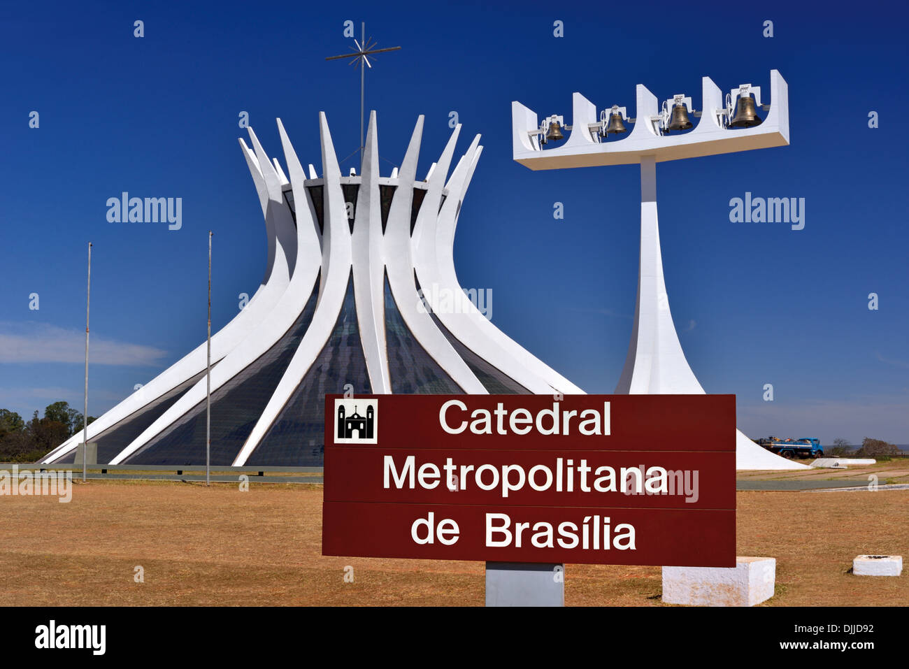 Il Brasile, Brasilia: Cattedrale Metropolitana di Nossa Senhora Aparecida con torre campanaria di Oscar Niemeyer Foto Stock