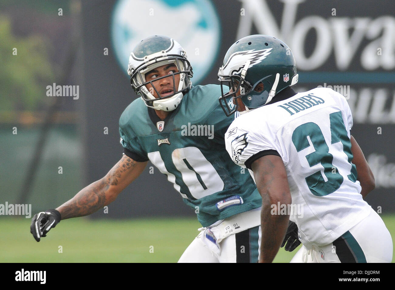 Il 10 agosto 2010 - Betlemme, Pennsylvania, Stati Uniti d'America - 10 August 2010 Philadelphia Eagles wide receiver DeSean Jackson #10 guarda indietro per la palla in una pratica che si terrà presso la Lehigh College di Bethlehem in Pennsylvania.Mandatory Credit: Michael McAtee / Southcreek globale di credito (Immagine: © Southcreek globale/ZUMApress.com) Foto Stock