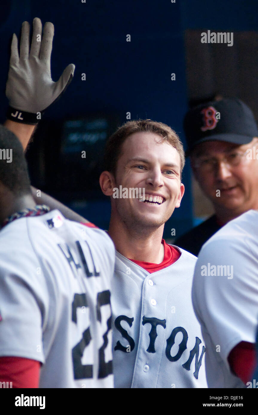 Il 10 agosto 2010 - Toronto, Ontario, Canada - 10 August 2010 Toronto, Ontario: Boston Red Sox interbase JED LOWRIE #12 celebra il punteggio contro il Toronto Blue Jays durante il Martedì notte di baseball gioco, presso il Rogers Centre di Toronto, Ontario. Il Boston Red Sox è andato a sconfiggere il Toronto Blue Jays da un punteggio di 7-5..Mandatory Credit: Darren aquile / Southcreek globale (IMA DI CREDITO Foto Stock