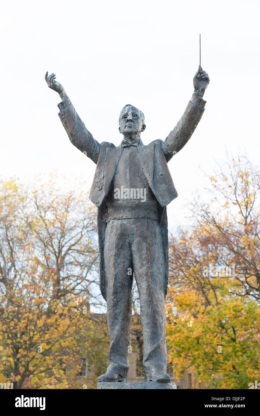 Statua del compositore Gustav Holst da Anthony pietre in Cheltenham Regno Unito Foto Stock