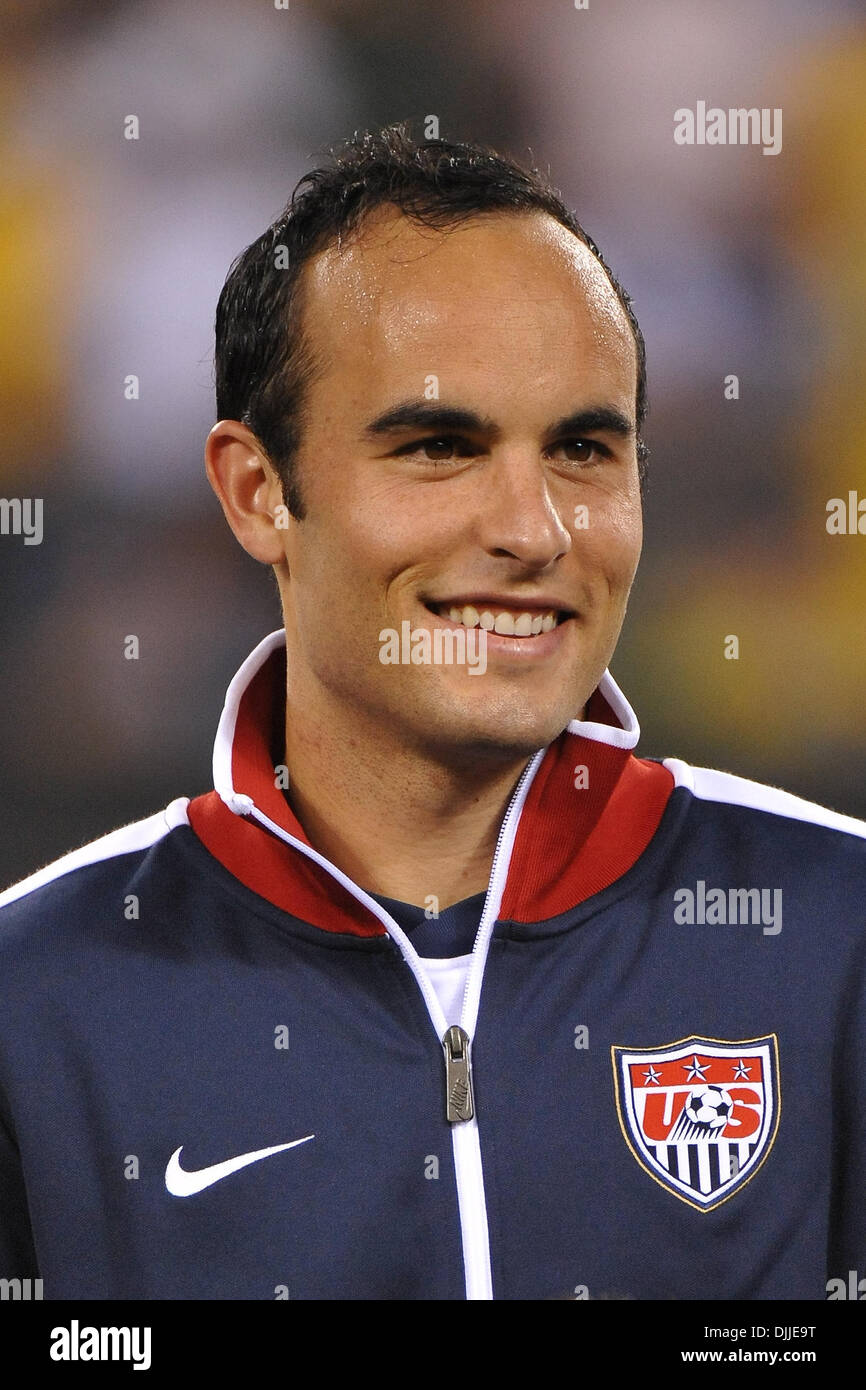 Il 10 agosto 2010 - East Rutherford, New Jersey, Stati Uniti d'America - file foto: usa il riscontro Landon Donovan (10) prima della prima amichevole internazionale al nuovo Meadowlands Stadium di East Rutherford in New Jersey Brasile sconfiggere gli Stati Uniti 2-0 (credito Immagine: © Brooks Van Arx Southcreek/Global/ZUMApress.com) Foto Stock