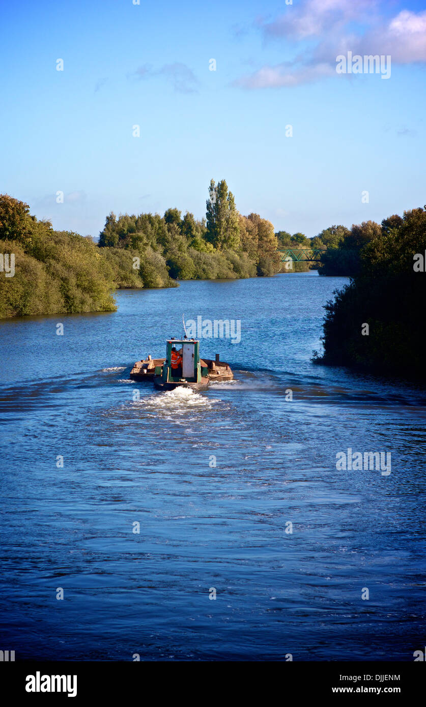 Draga in viaggio lungo la via navigabile attraverso Attenborough Riserva Naturale Nottinghamshire Inghilterra Europa Foto Stock