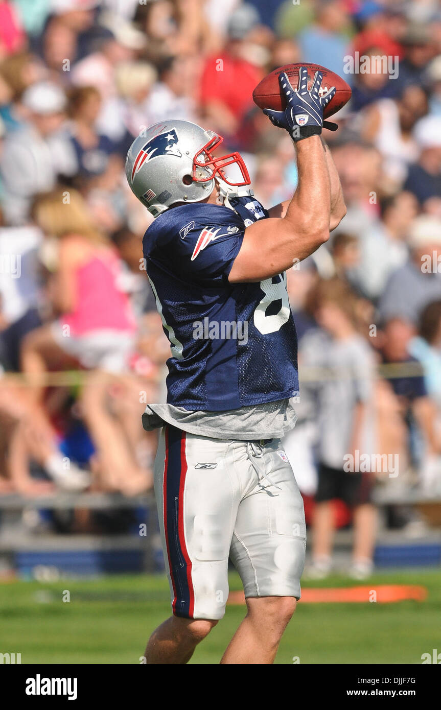 11 agosto 2010 - Foxborough, Massachusetts, Stati Uniti d'America - 11 Ago, 2010: New England Patriots' TE ROB MYERS (80) fa una dichiarazione delle catture durante il passaggio di un trapano a Gillette Stadium pratica motivi Foxborough,Massachusetts. Credito: Geoff Bolte / Southcreek globale di credito (Immagine: © Southcreek globale/ZUMApress.com) Foto Stock