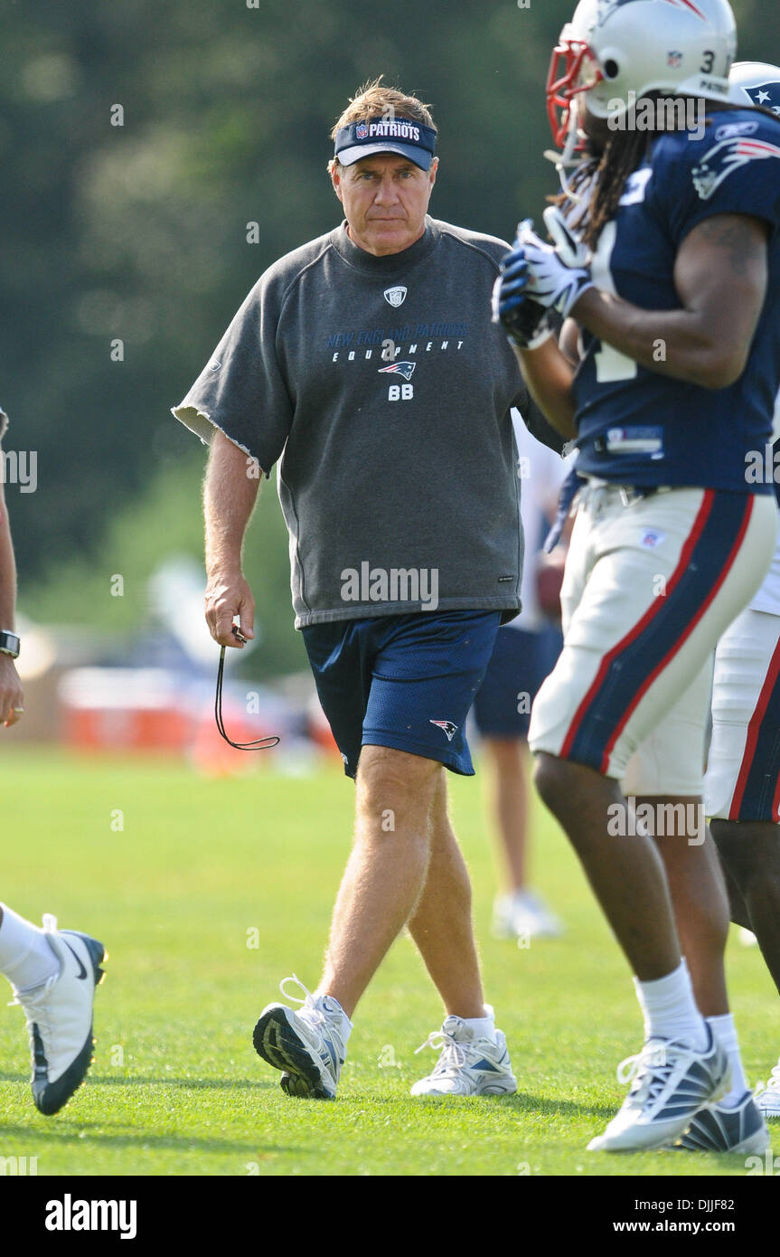 11 agosto 2010 - Foxborough, Massachusetts, Stati Uniti d'America - 11 Ago, 2010: New England Patriots head coach BILL BELICHICK durante la pratica comune a Gillette Stadium pratica motivi Foxborough,Massachusetts. Credito: Geoff Bolte / Southcreek globale di credito (Immagine: © Southcreek globale/ZUMApress.com) Foto Stock