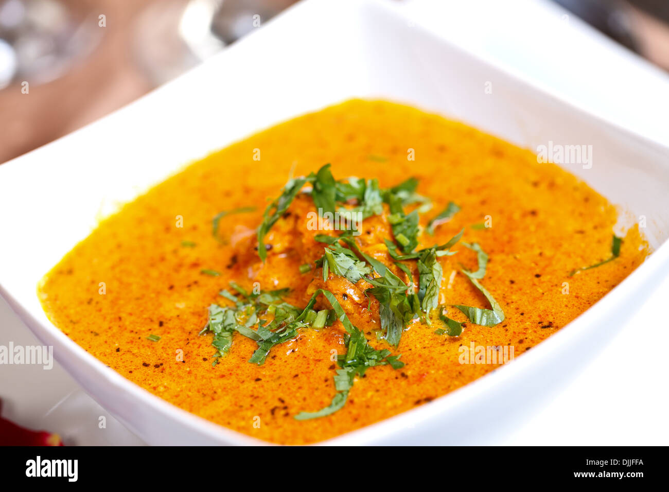 A base di pomodoro curry con panna fresca e erbe a secco Foto Stock