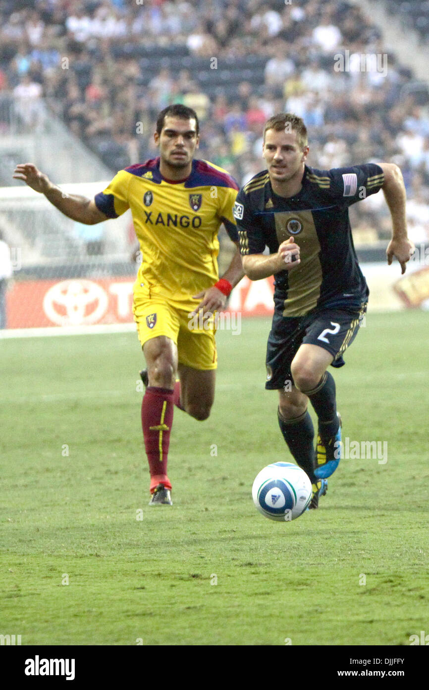 Unione di Philadelphia defender GIORDANIA HARVEY (#2) Gare Real Salt Lake in avanti PABLO CAMPOS (#19) per la sfera durante il match in PPL Park di Chester, PA. Le squadre legato 1-1. (Credito Immagine: © Kate McGovern/Southcreek globale/ZUMApress.com) Foto Stock