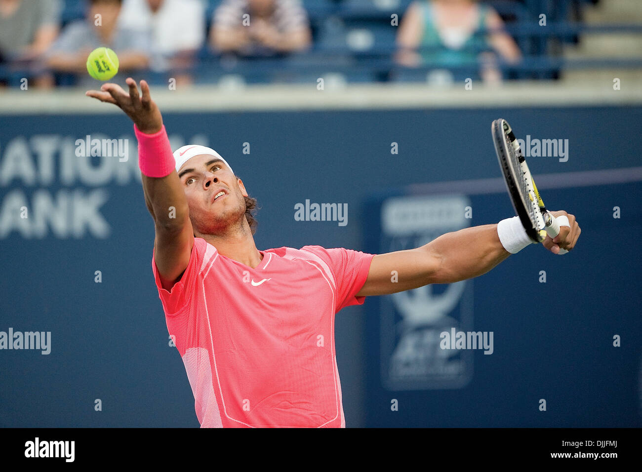 Agosto 12, 2010 - Toronto, Ontario, Canada - 12 August, 2010..Rafael Nadal di Spagna lanci fino a servire al suo avversario Kevin Anderson nel terzo round del 2010 Rogers Cup di Toronto, Ontario. Nadal sconfitto Anderson, 6-2, 7-6..Mandatory Credit: Terry Ting/Southcreek globale di credito (Immagine: © Southcreek globale/ZUMApress.com) Foto Stock