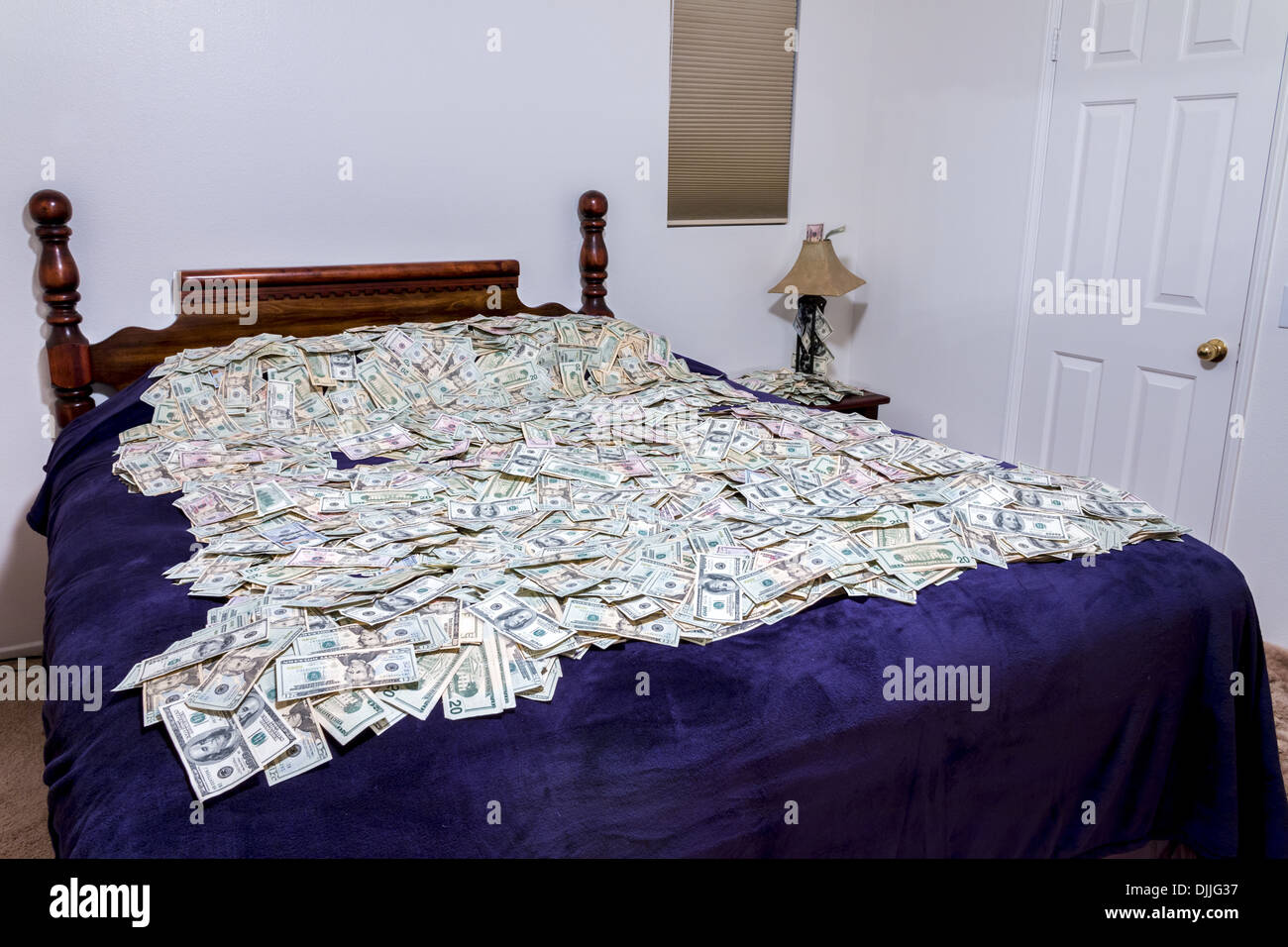 На четверых много денег. Деньги на кровати. Денежная кровать. Комната с деньгами. Постель из денег.