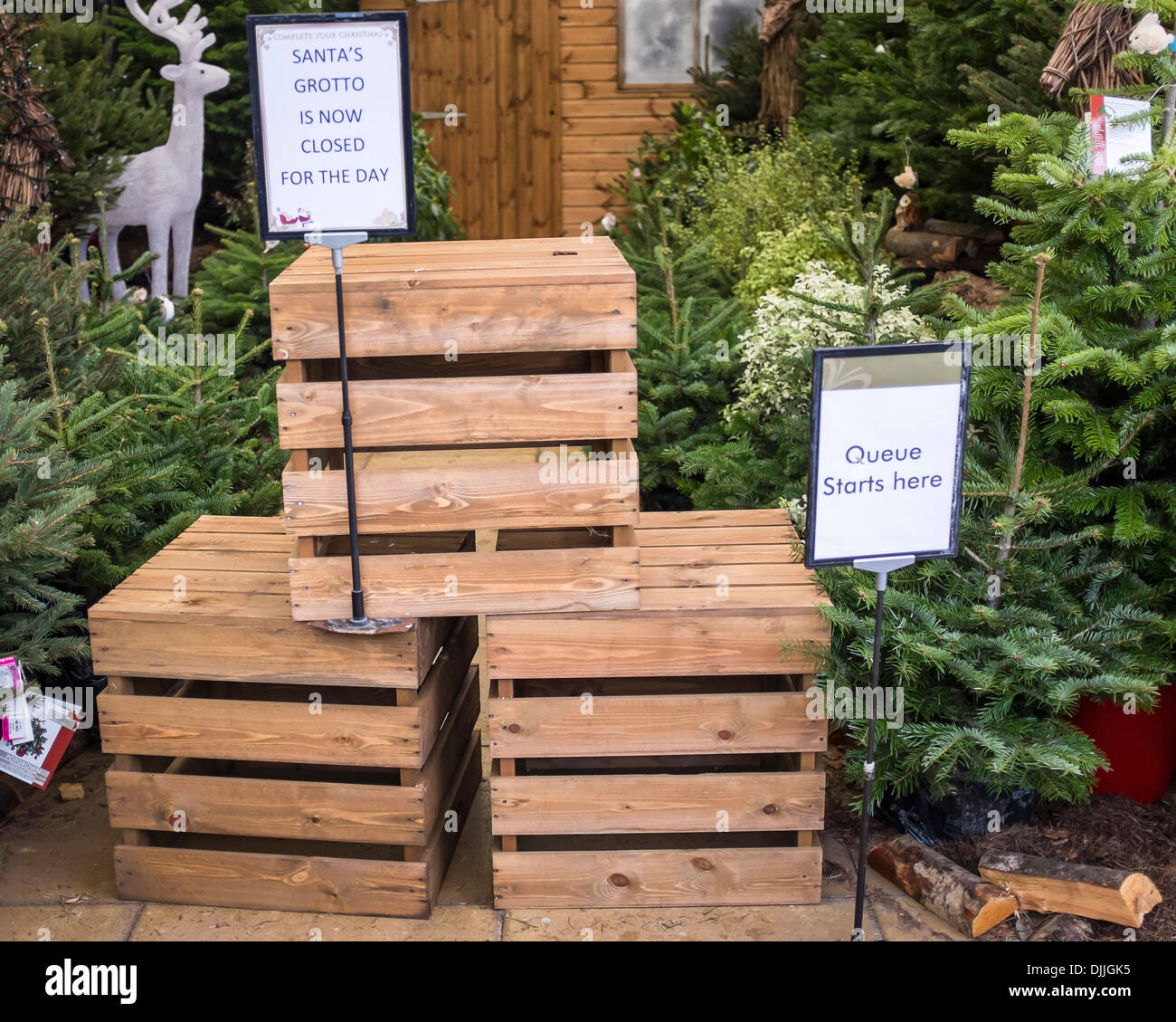 "Santa Grotta dell' viene preparato e quasi pronto per Natale a scudieri Centro giardino, Twickenham, Londra Foto Stock