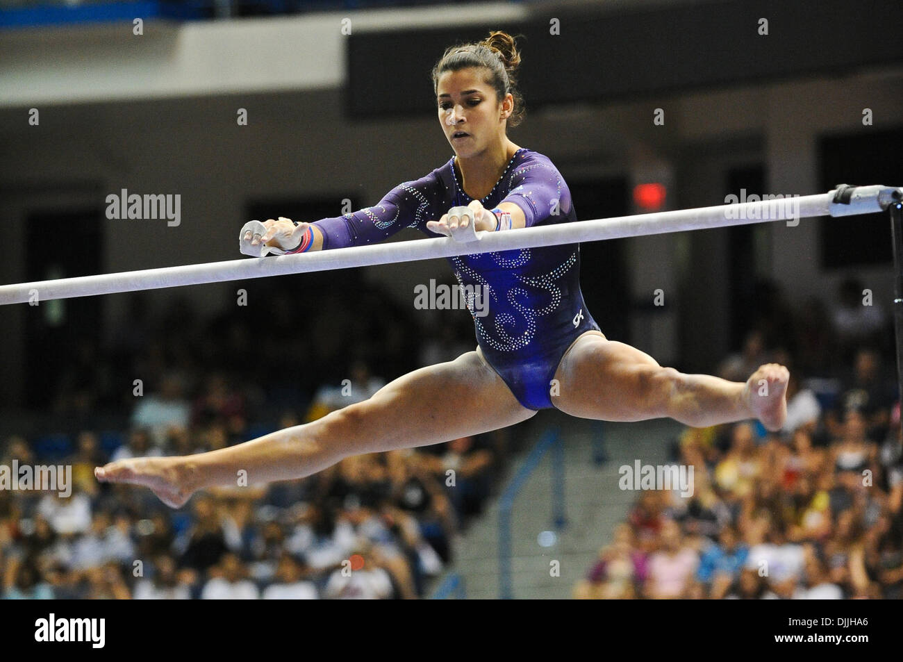 Agosto 12, 2010 - Hartford, Connecticut, Stati Uniti - Agosto 12, 2010: ALEXANDRA RAISMAN esegue su le barre irregolari durante il 2010 Campionati visto la giornata della donna uno al centro di XL a Hartford, Connecticut. (Credito Immagine: © Geoff Bolte/Southcreek globale/ZUMApress.com) Foto Stock