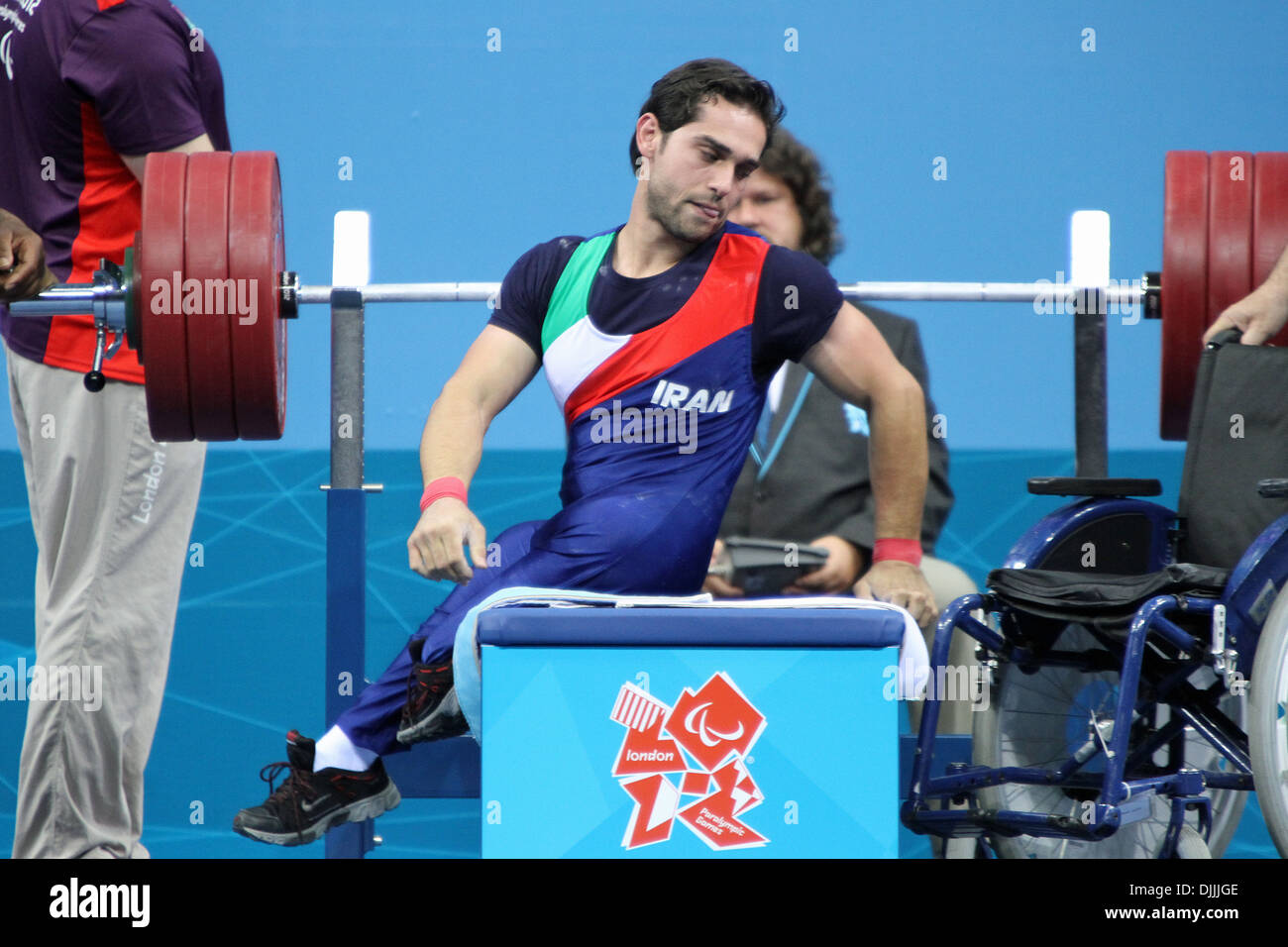 Amir Jafari Arangeh dell'Iran nella mens 56kg powerlifting concorrenza a Londra 2012 Giochi Paralimpici. Foto Stock