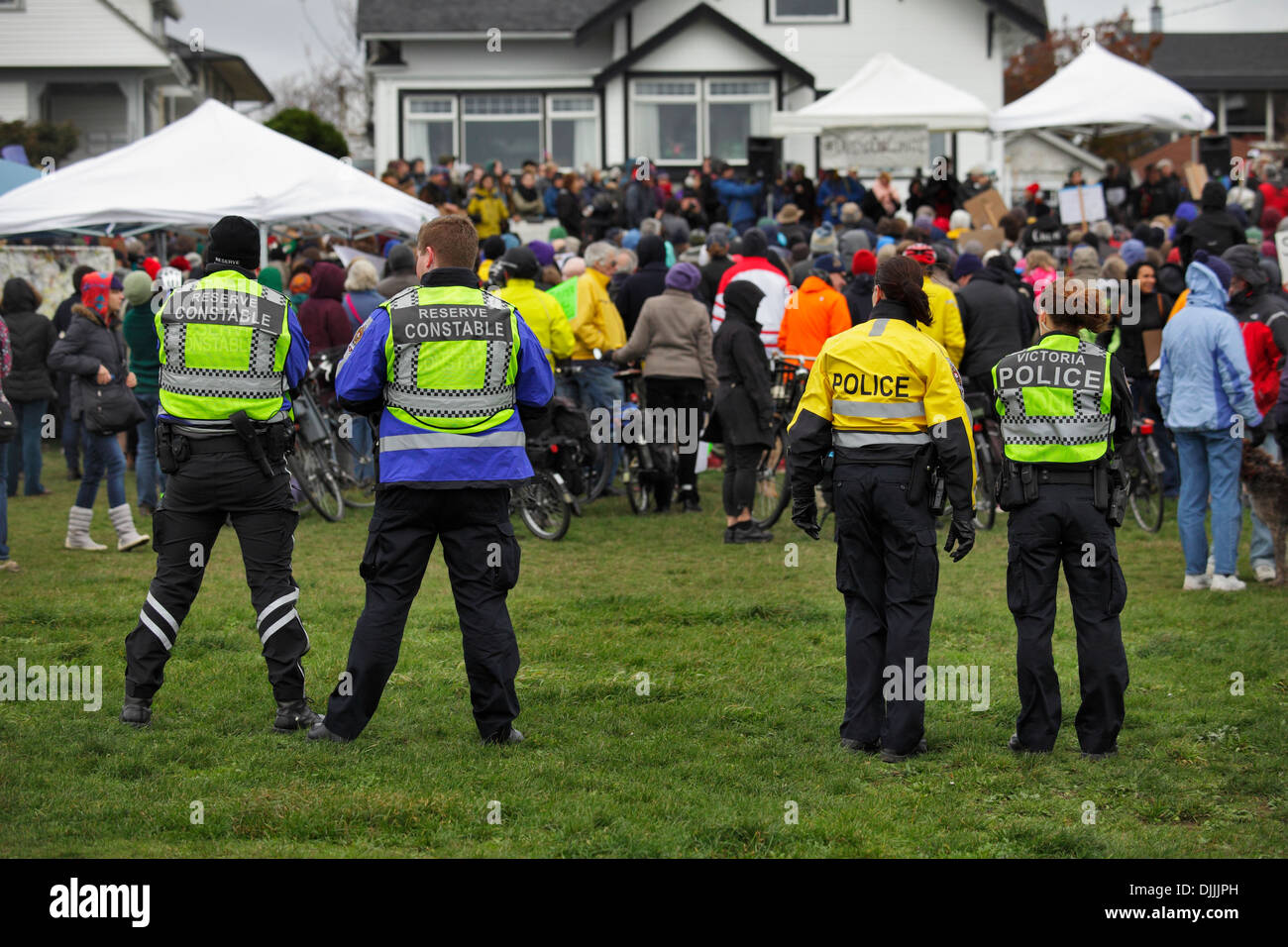La presenza della polizia a Anti oleodotto rally-Victoria, British Columbia, Canada. Foto Stock