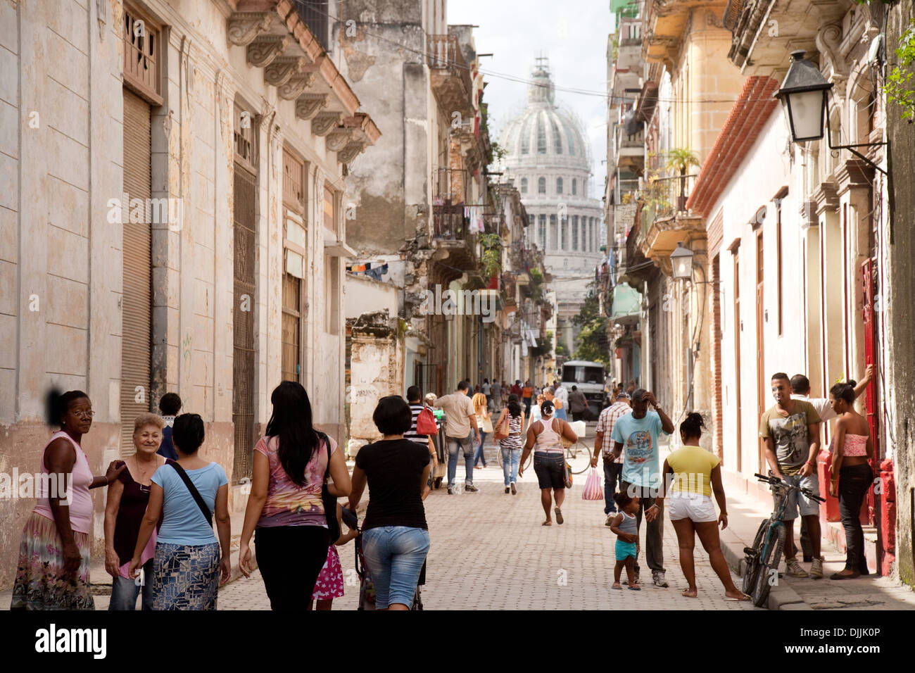 L'Avana Cuba street scene, Brasil Street con il Capitolo in background, Havana, Cuba Caraibi, America Latina Foto Stock