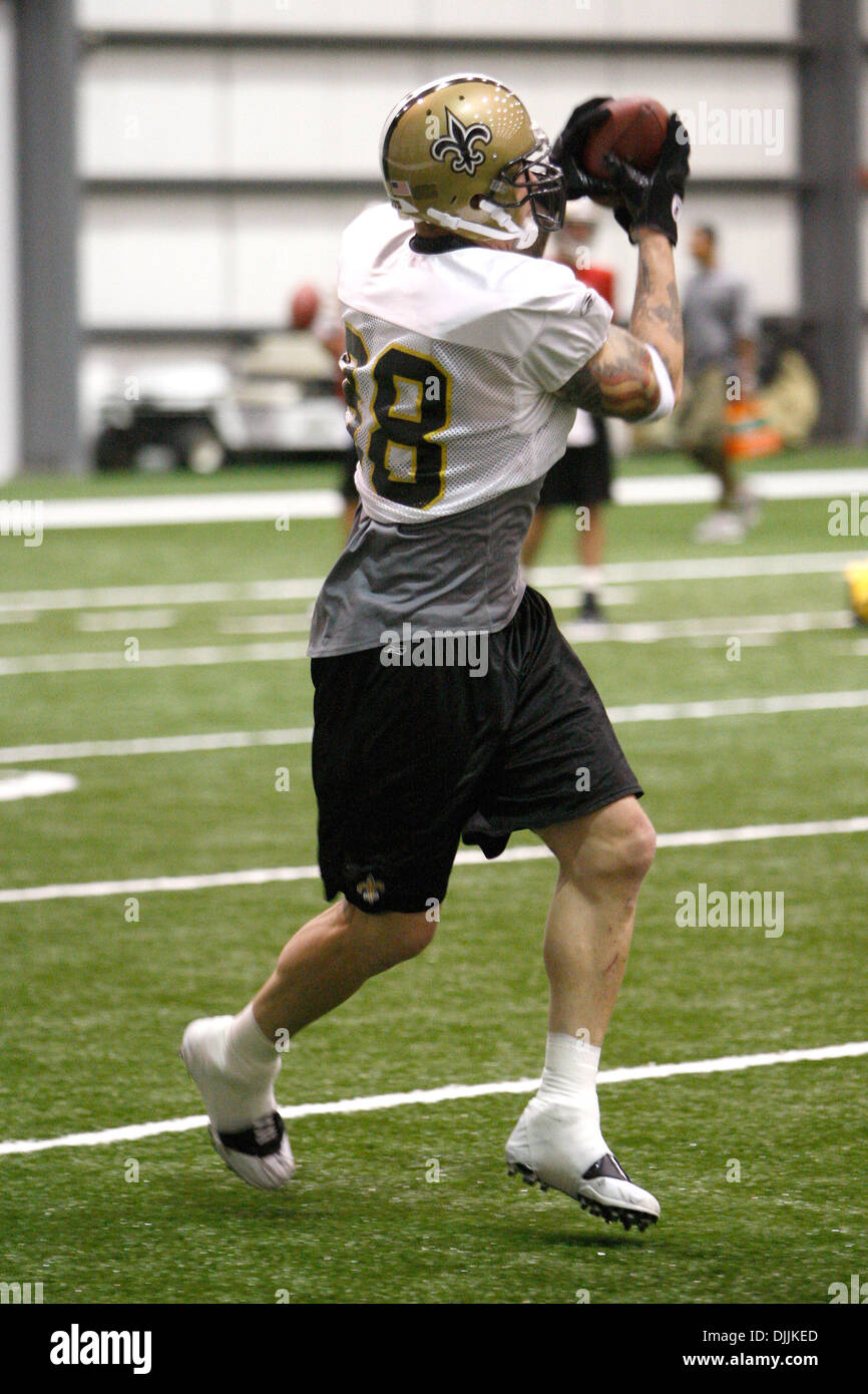 14 agosto 2010 - New Orleans, Louisiana, Stati Uniti d'America - 14 Ago, 2010: New Orleans Saints stretto fine Jeremy Shockey (88) Catture un pass di QB Drew Brees durante il primo team trapani a Santi Indoor training facility in Metairie, Louisiana. Credito: Donald pagina / Southcreek globale di credito (Immagine: Â© Southcreek globale/ZUMApress.com) Foto Stock